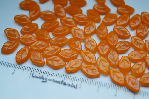 Oranžové lístečky 12x7 mm .... 30 ks