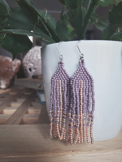 Etno style lavender in gold - šité náušnice /sleva