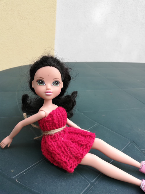 Červené šatičky pro Barbie