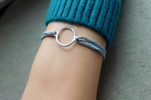 Náramek- Šedé hedvábí + nerez karma