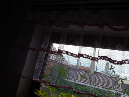 Záclonka kytková s růžovou krajkou