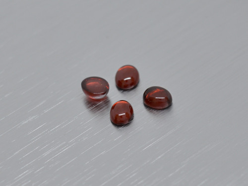 GRANÁT přírodní 4x5 mm ovál kabošon