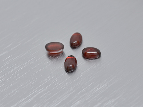 GRANÁT přírodní 4x6 mm ovál kabošon