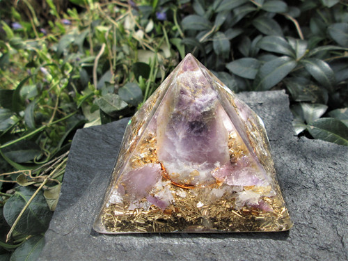 Org. pyramida ,, Sluneční meditace " s ametystem — foto 1