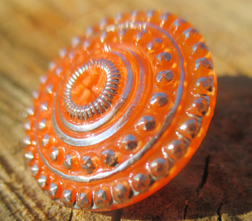 Starý skleněný knoflík – oranžový