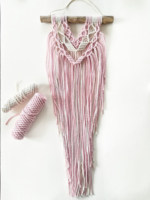 Macrame dekorace v krémové a světle růžové barvě — foto 1
