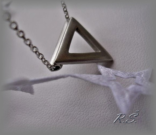 TRIANGL ......náhrdelníček v JEMNÉM SMIRKU