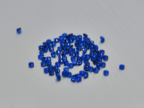 Syntetický spinel VVS barva safír 1.5 mm kulatý