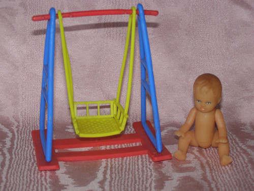 Plastová houpačka + panenka — foto 1