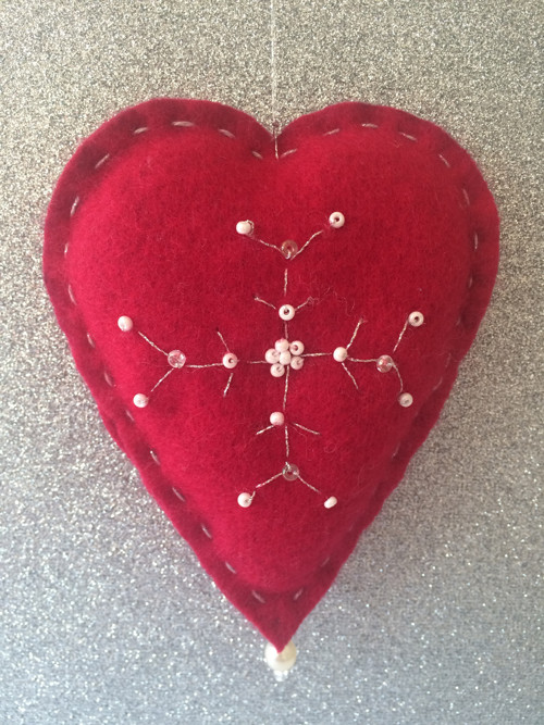 VELKÉ VLNĚNÉ VYŠÍVANÉ SRDCE – ca 12 cm - 019