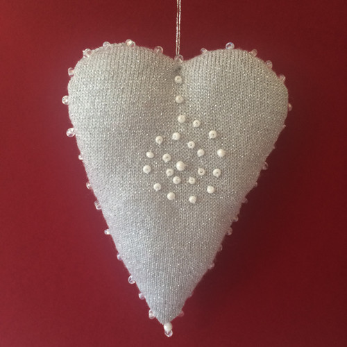VELKÉ VLNĚNÉ VYŠÍVANÉ SRDCE – ca 12 cm - 020