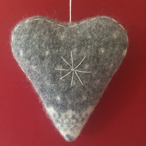 VELKÉ VLNĚNÉ VYŠÍVANÉ SRDCE – ca 10 cm - 021