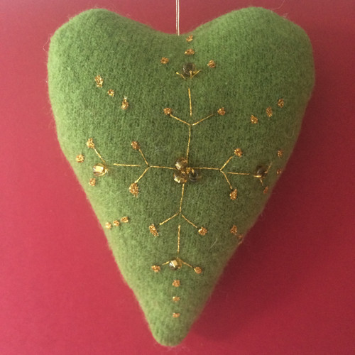 VELKÉ ÚPLETOVÉ VYŠÍVANÉ SRDCE – ca 12 cm - 026
