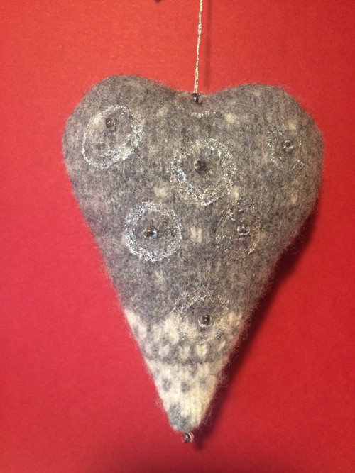 VELKÉ VLNĚNÉ VYŠÍVANÉ SRDCE – ca 12 cm - 027