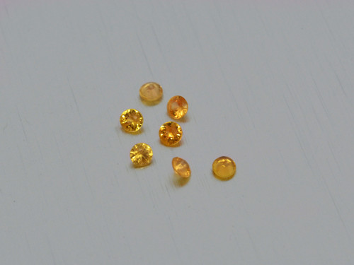 SAFÍR přírodní oranžový kulatý 2,3 mm