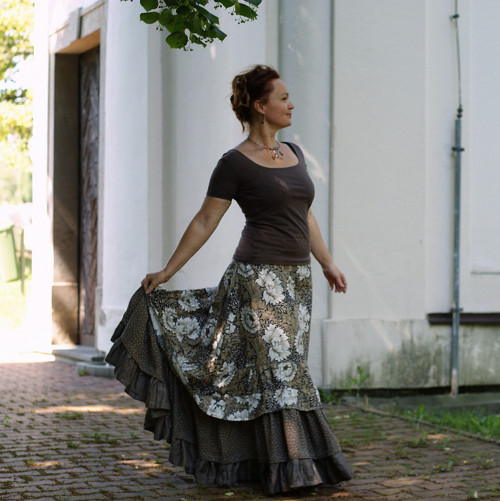 "Midnight Blossom", volánová točicí maxisukně — foto 1