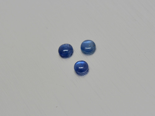 SAFÍR přírodní kulatý 4 mm kabošon
