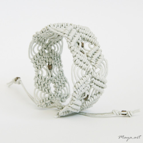 Světlý BOHO MACRAMÉ náramek — foto 1