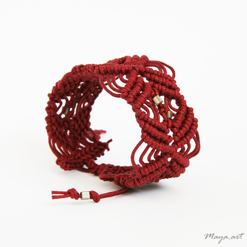Široký červený BOHO MACRAMÉ náramek — foto 1