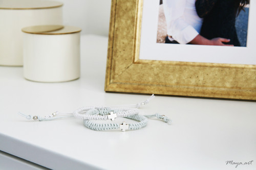 Světle modrý MACRAMÉ BRACELET s postříbřeným křížk — foto 1