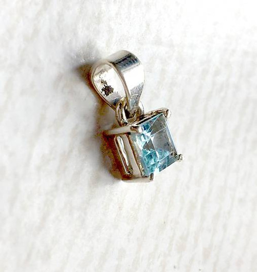 Stříbrný přívěsek s topazem