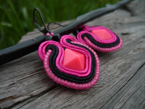 VÝPRODEJ! Soutache náušnice BlackPink NEON — foto 1