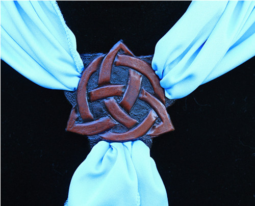 Kožené bolo na šátek Triquetra — foto 1