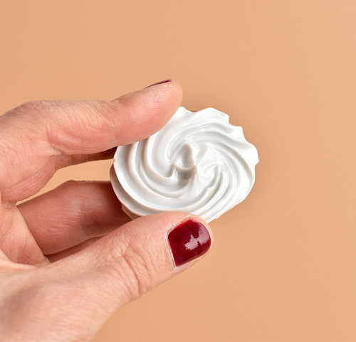 "Šlehačka" porcelánová brož č.119 — foto 1