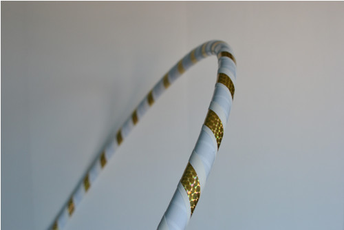 Obruč na hooping bílo-zlatá 100 cm
