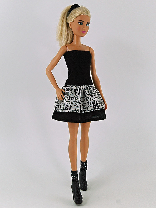 Barbie - Písmenkovočerné šaty — foto 1
