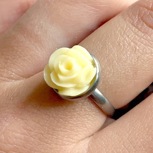 Elegantní prsten s růží z chirurg. oceli - běžová