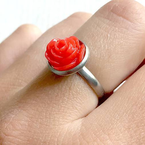 Elegantní prsten s růží z chirurg. oceli červená