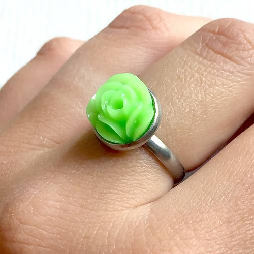 Elegantní prsten s růží z chirurg. oceli zelená