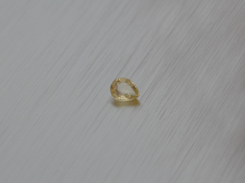 SAFÍR přírodní žlutý hruška 3x4 mm Nahřívaný