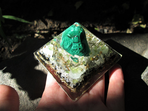 Org. pyramida ,, Životních změn " s malachitem — foto 1