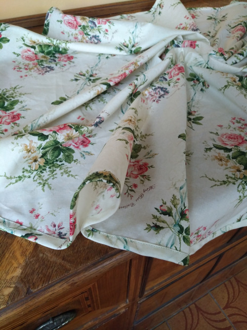 Kulatý ubrus s růžemi pro stůl 60 cm