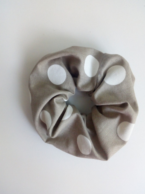 Gumička do vlasů Scrunchie puntíky — foto 1