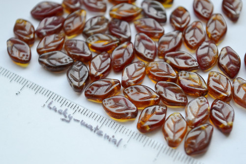 Jantarovo-hnědé lístečky 12x7 mm .... 30 ks