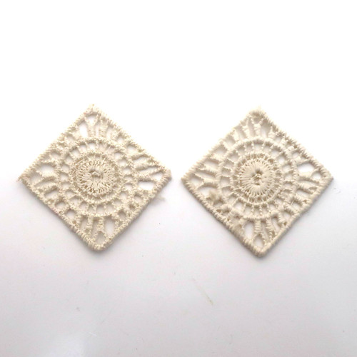 Aplikace krémová krajková čtverec 27mm 1/2 ks