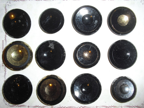 12x starožitné SKLENĚNÉ knoflíky, broušené