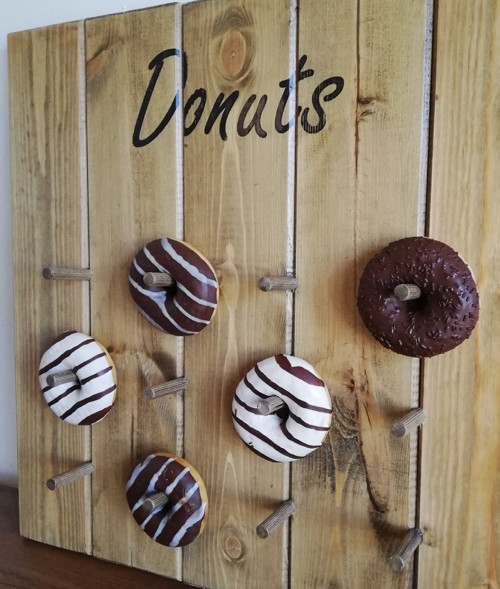 Vešiak na donutky — foto 1