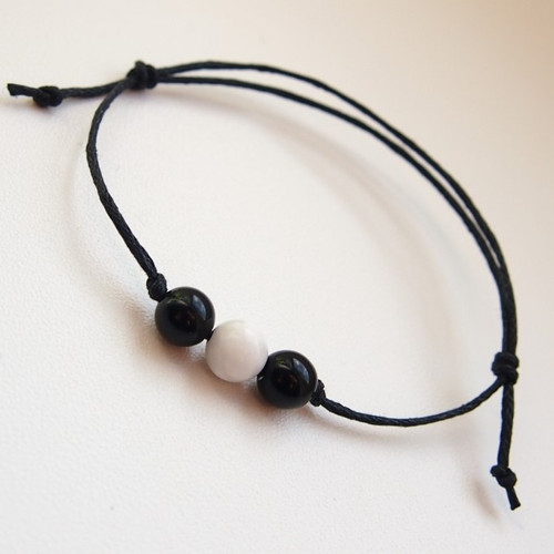 Šňůrkový náramek s howlitem a onyxem