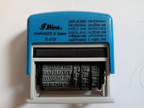 Razítko s 12 otočnými texty