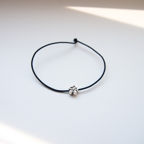 Minimalistický náramek s kytičkou