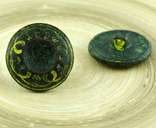 Kulatý měděný knoflík, žlutá patina, motiv