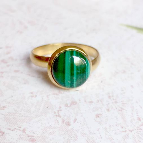 Elegantní prsten s malachitem chirurg. ocel