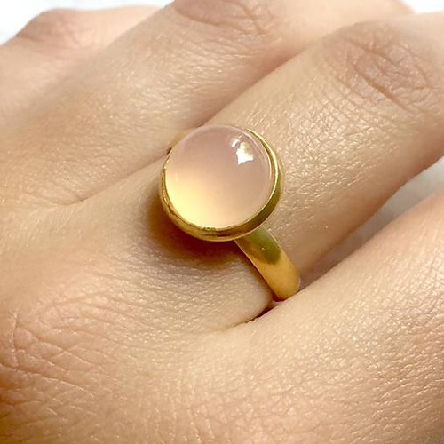 Elegantní prsten s chalcedonem chirurg. ocel
