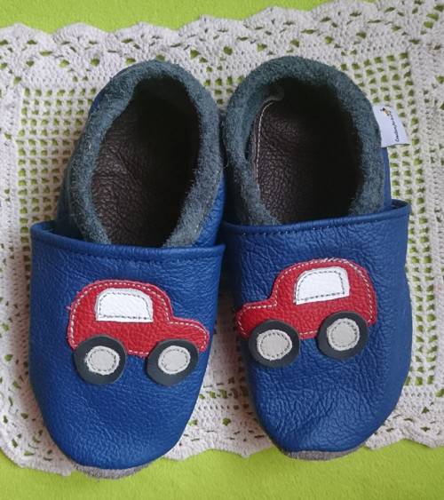 Celokožené capáčky- červené autíčko na modré — foto 1