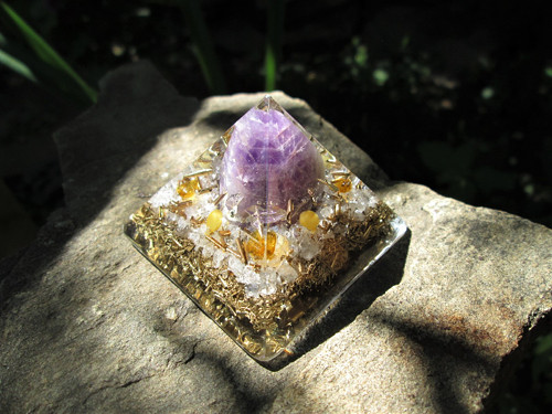 Org. pyramida ,, Sluneční meditace " s ametystem — foto 1