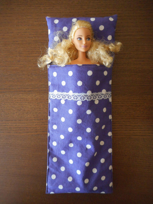 Postýlka/spacák pro Barbie - fialový a puntíky